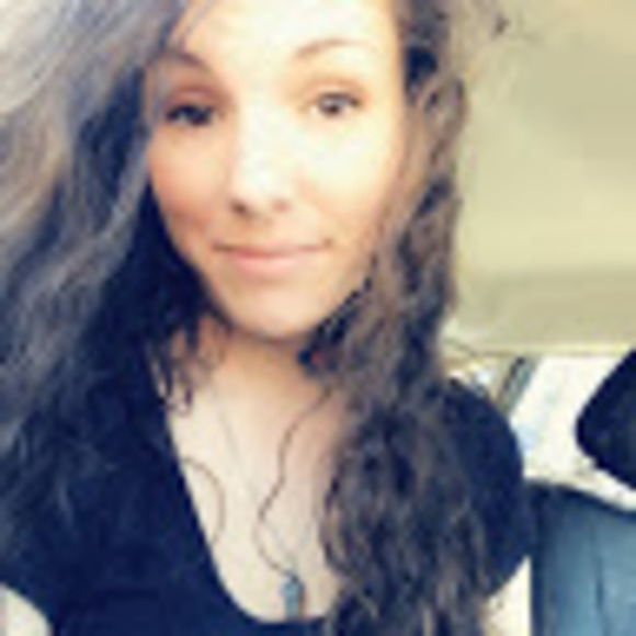 Meet your Posher, Elizabeth Ruiz - Picture 1 of 7